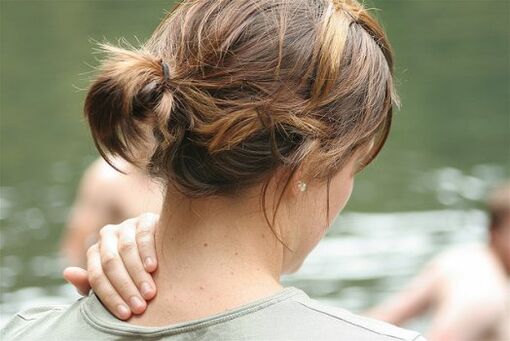 Douleur au cou avec ostéochondrose cervicale