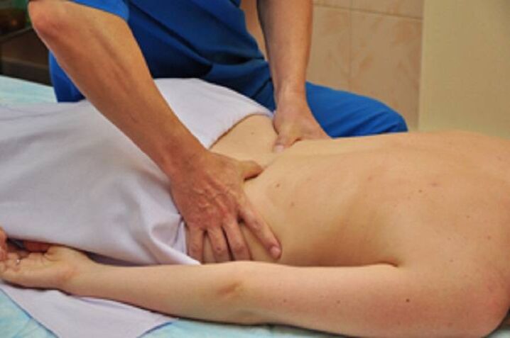 Massage pour le traitement efficace de l'ostéochondrose de la colonne lombaire