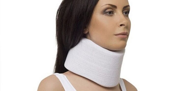 Le collier Shants fixe les vertèbres lors d'exacerbation de l'ostéochondrose cervicale