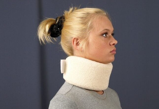 Pour traiter l'ostéochondrose cervicale, les femmes doivent porter un collier Shants